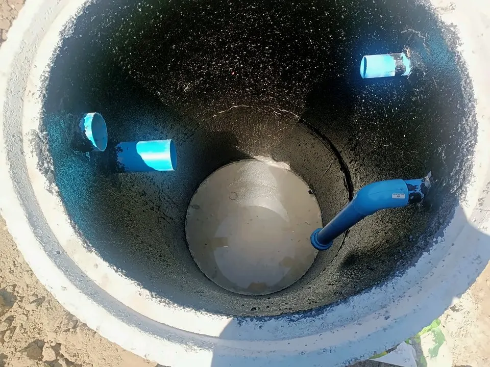 Interior de una cámara de inspección de alcantarillado con sus tuberías