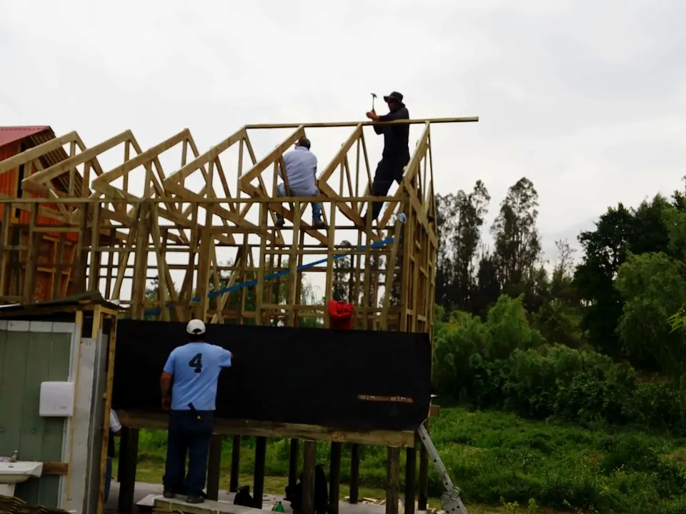 Ampliación en segundo piso: estructura de techumbre en madera