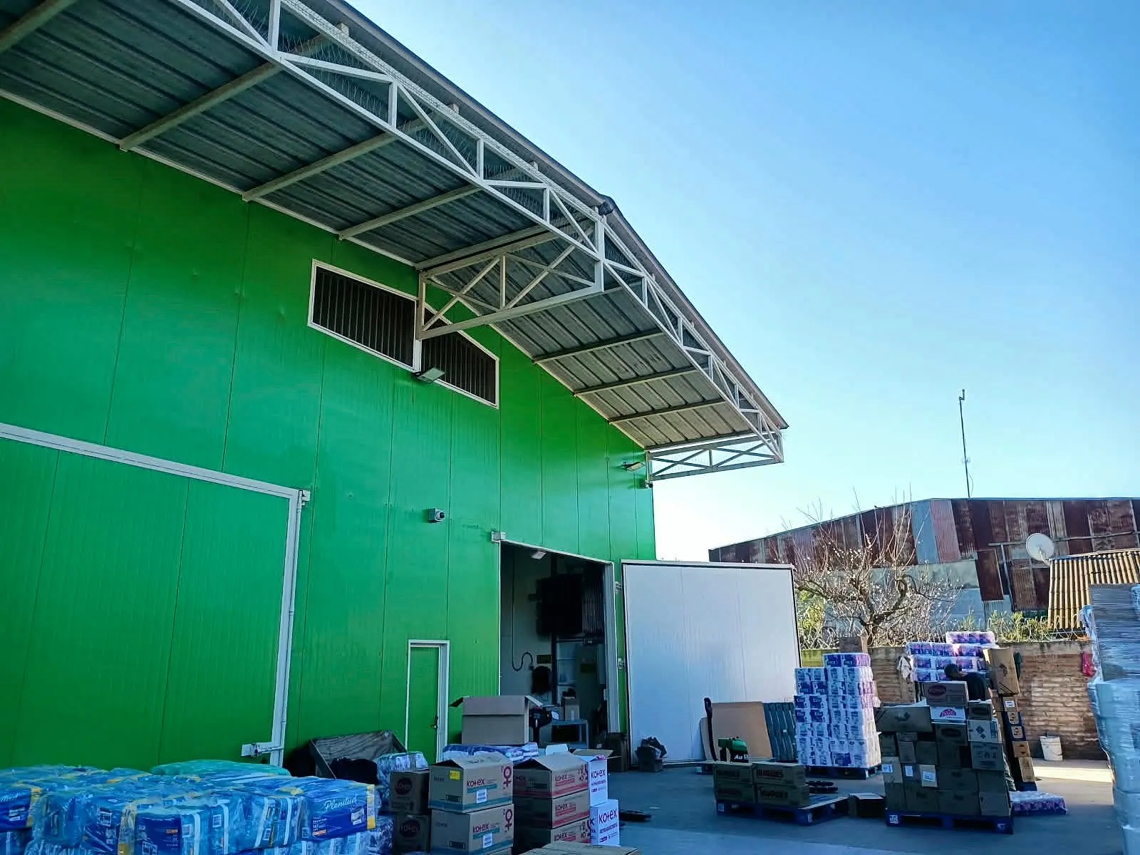 Bodega de estructura metálica con cubierta reticulada