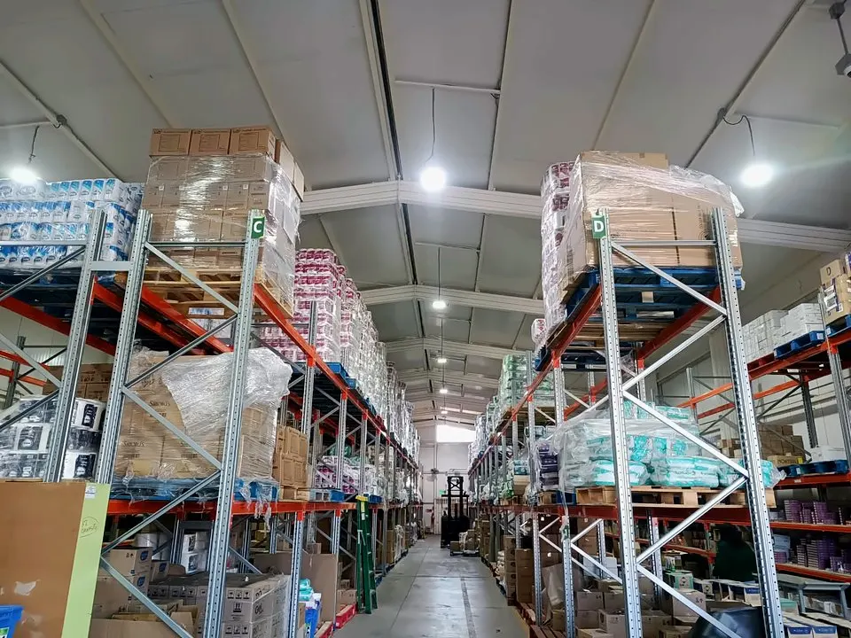 Interior de una bodega con racks de almacenaje