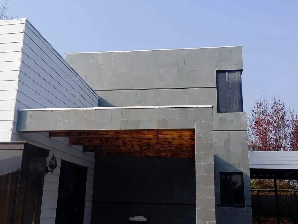 Casa terminada con revestimiento de piedra y alero de madera
