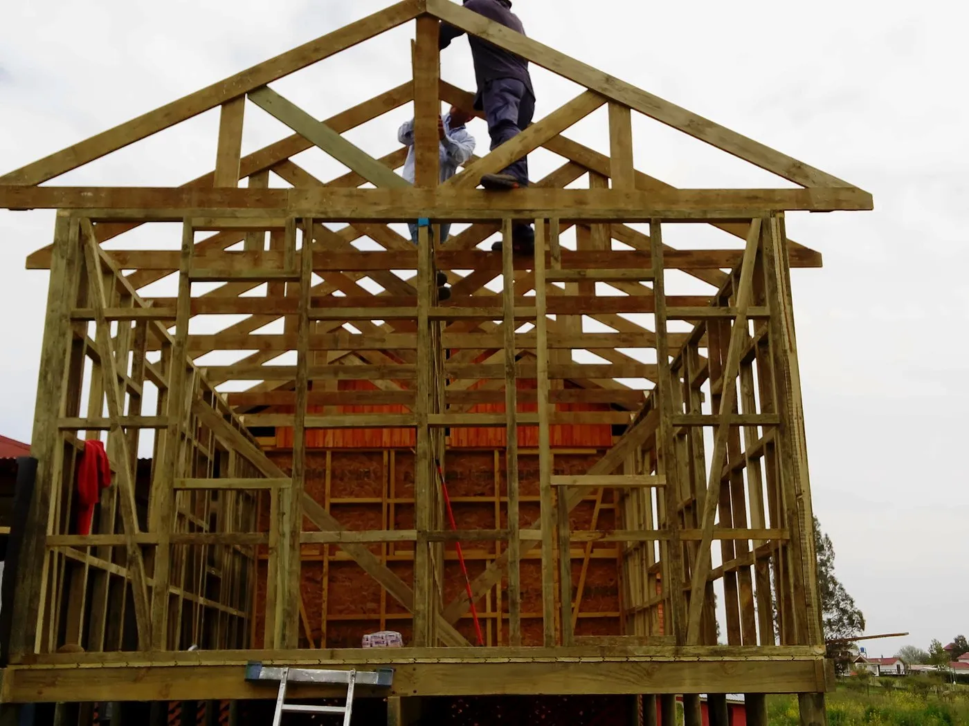 Techumbre en construcción: Cerchas de madera para segundo piso