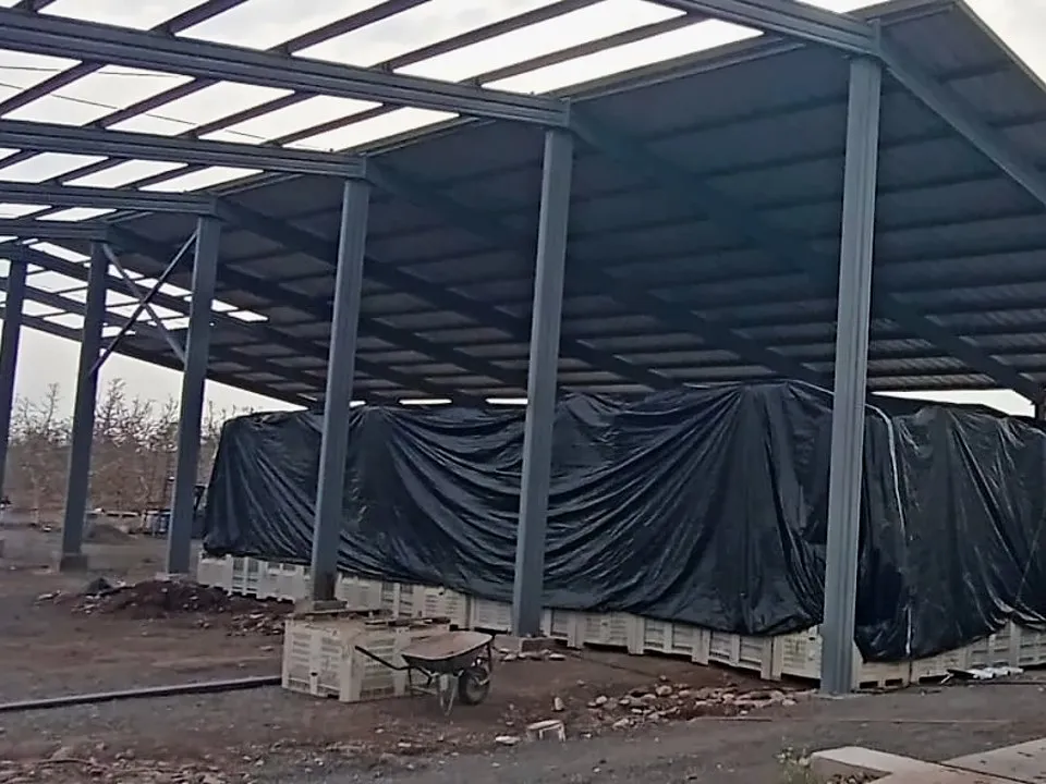 Estructura metálica de un galpón en montaje
