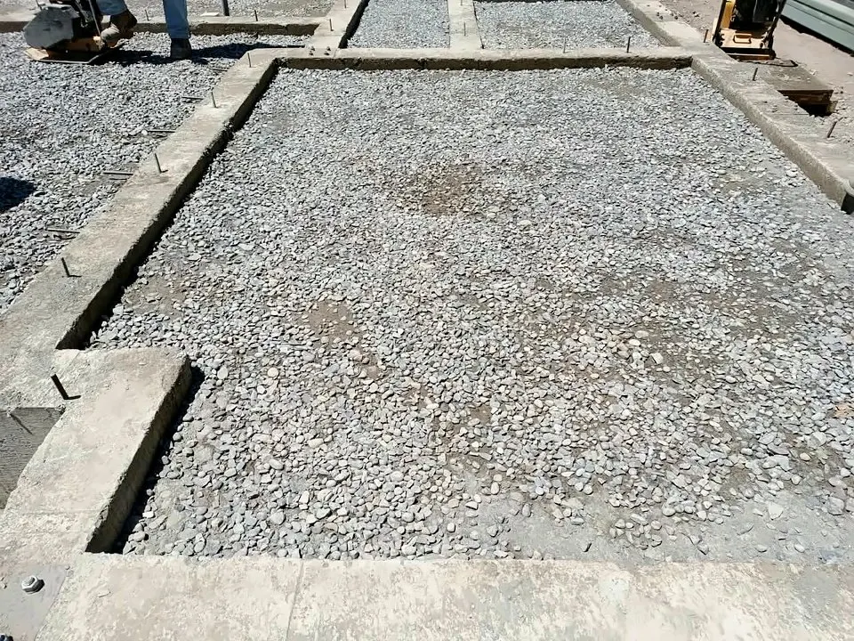 Base de grava y moldaje preparados para un radier