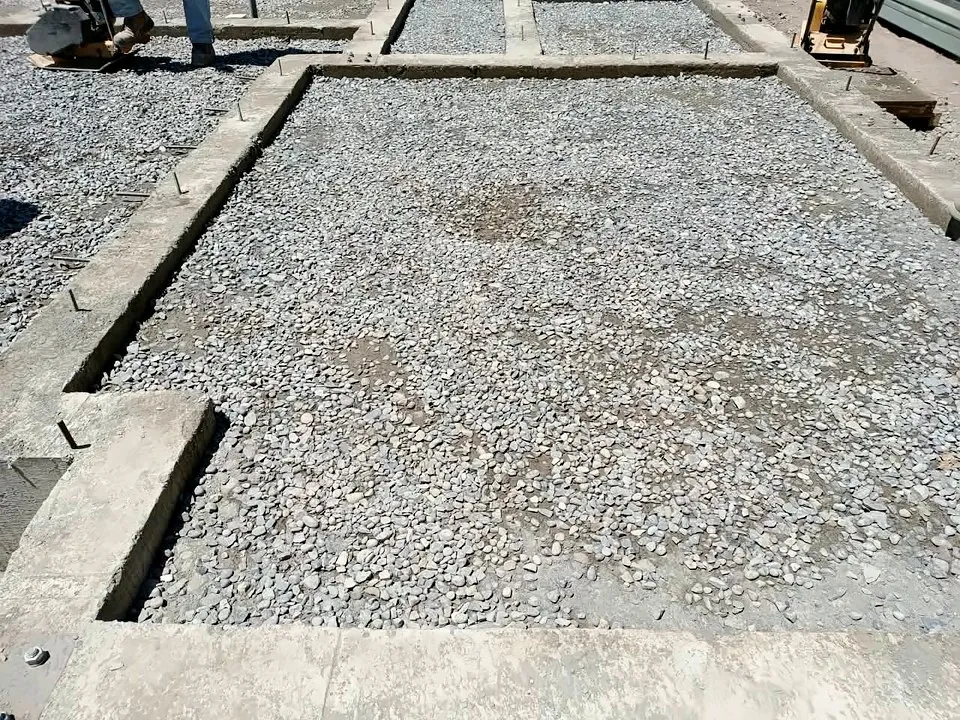Base de grava y moldaje preparados para un radier