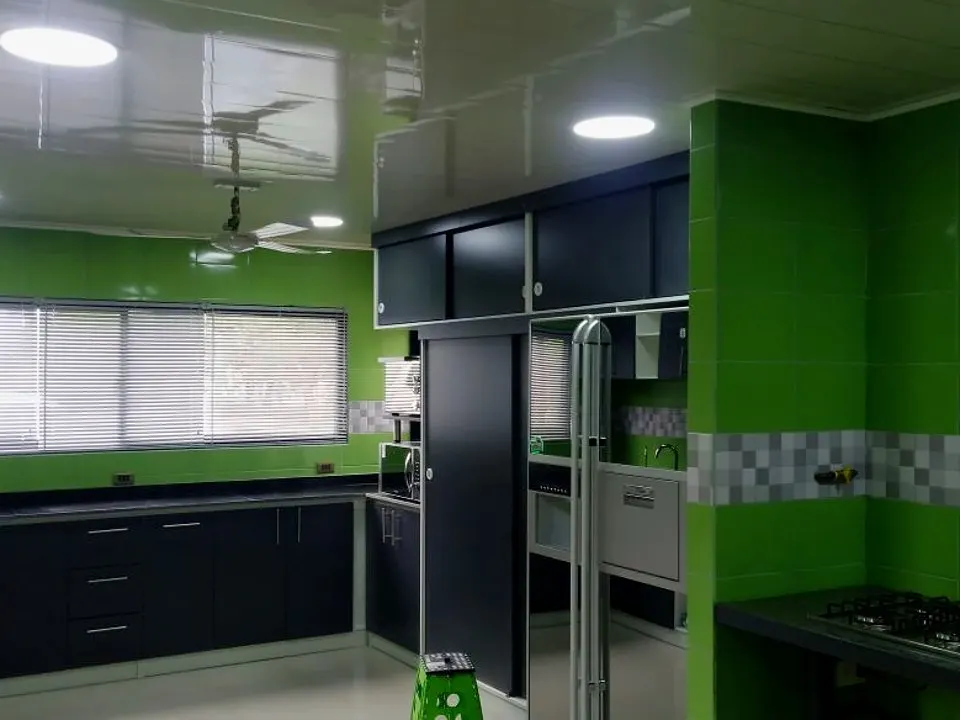 Cocina remodelada con muebles nuevos y cerámica verde
